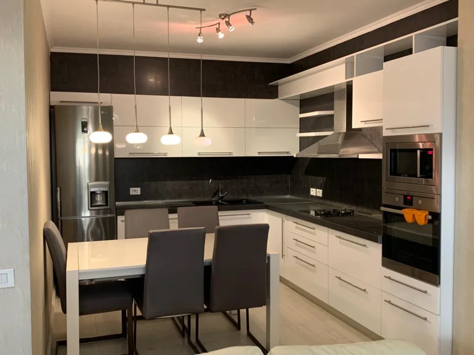 Tirane, jepet me qera apartament 3+1+Aneks+Ballkon Kati 4, 123 m² 850 € (Rruga Jordan Misja)