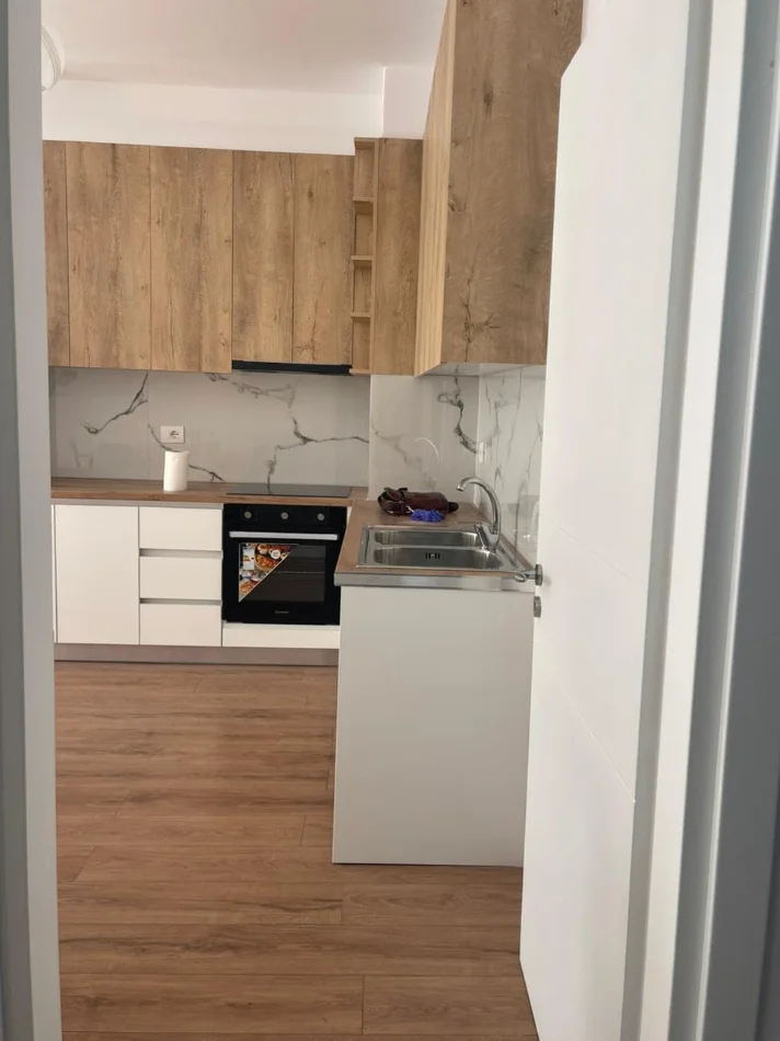 Tirane, jepet me qera apartament 1+1 Kati 4, 75 m² (Sokrat Miho)