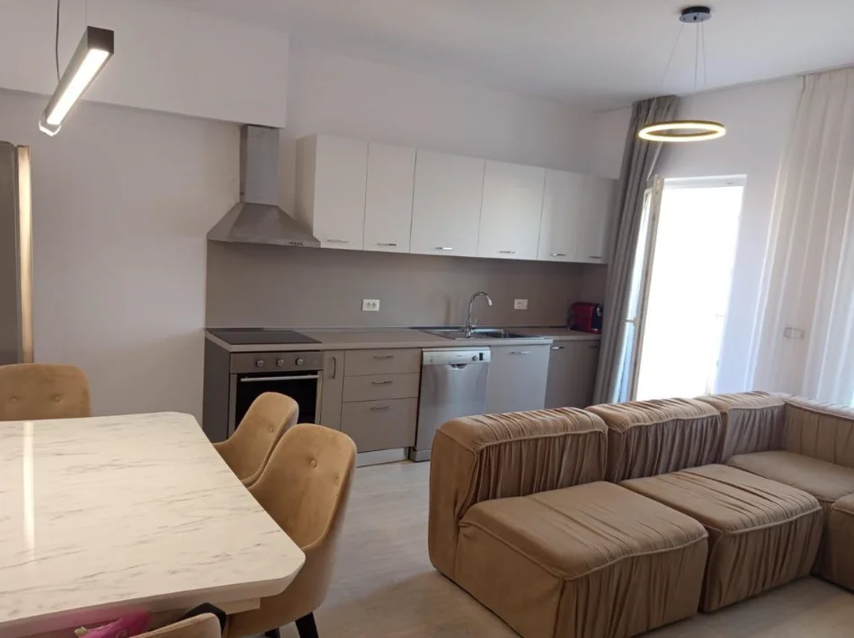 Tirane, jepet me qera apartament 2+1 , 80 m² 650 € 