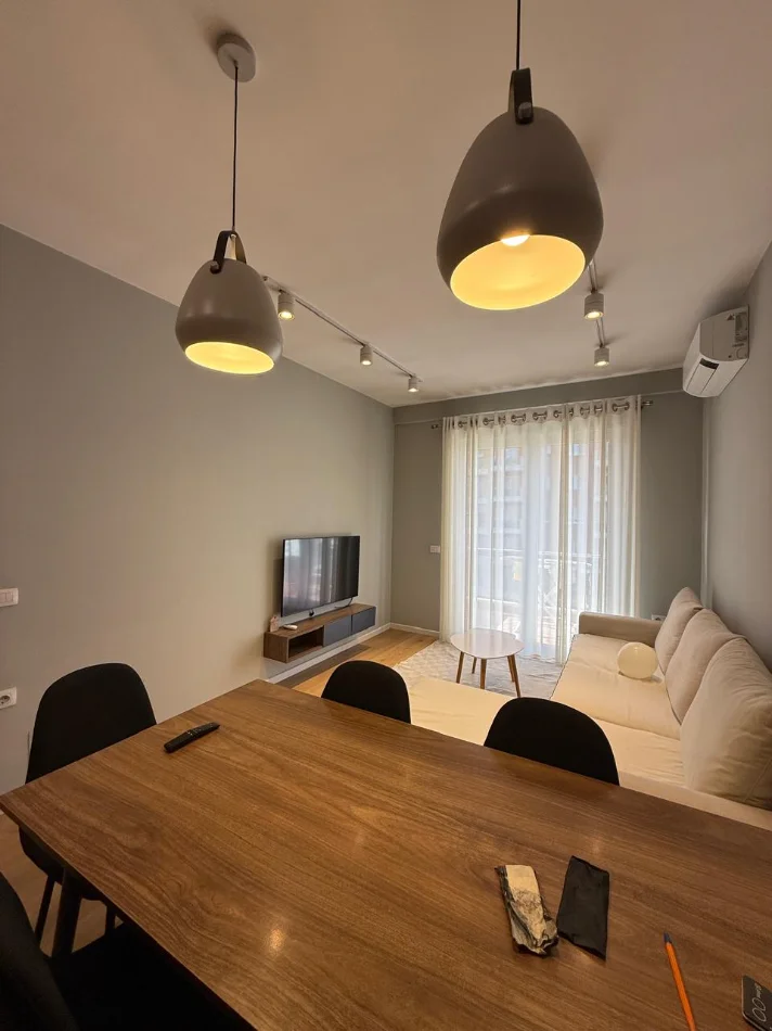 Tirane, jepet me qera apartament 1+1 , 65 m² 700 € (KOMPLEKSI SIMA-COM)