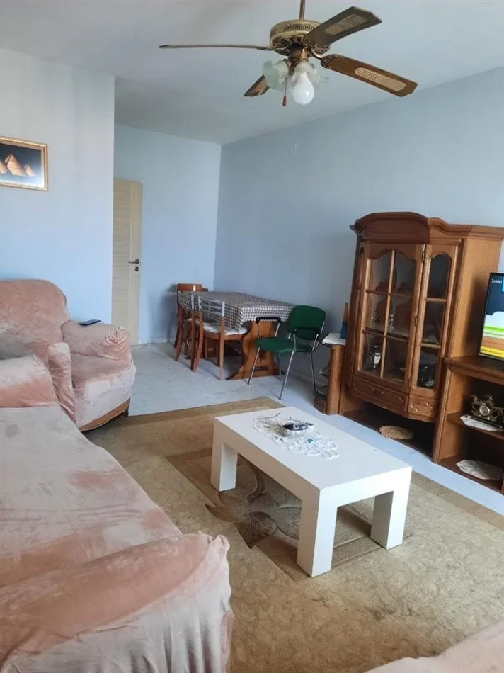 Tirane, jepet me qera apartament 2+1 , 570 € (laprake)