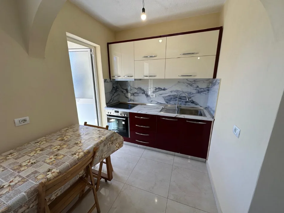Tirane, jepet me qera apartament 1+1+Ballkon Kati 5, 60 m² 500 € (Medreseja)