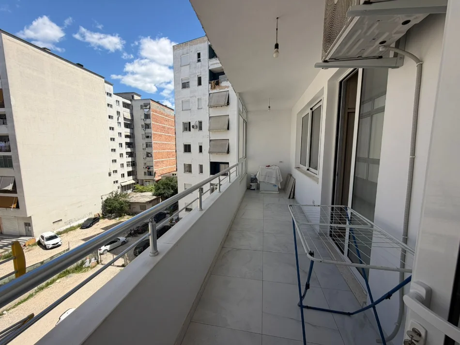 Tirane, jepet me qera apartament 2+1+Aneks+Ballkon Kati 4, 120 m² 50.000 leke (astir afer univers bar)