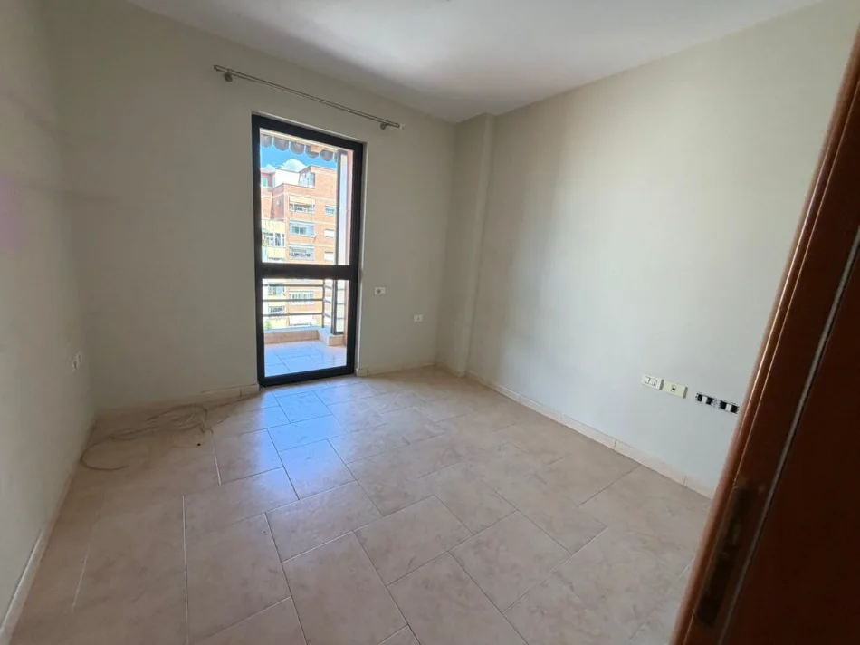 Tirane, jepet me qera apartament 3+1+Ballkon Kati 6, 130 m² 800 € (Rruga 4 Deshmoret)