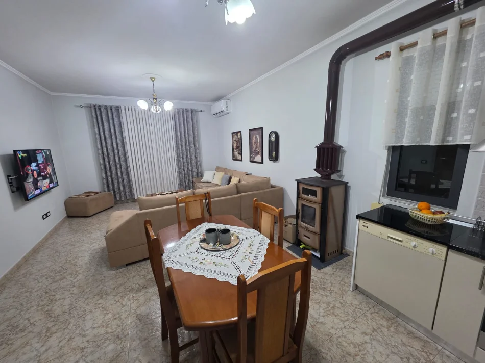 Tirane, jepet me qera apartament 2+1+Ballkon Kati 2, 100 m² 700 € (Ali Demi, pranë Maternitetit Koço Glozheni)