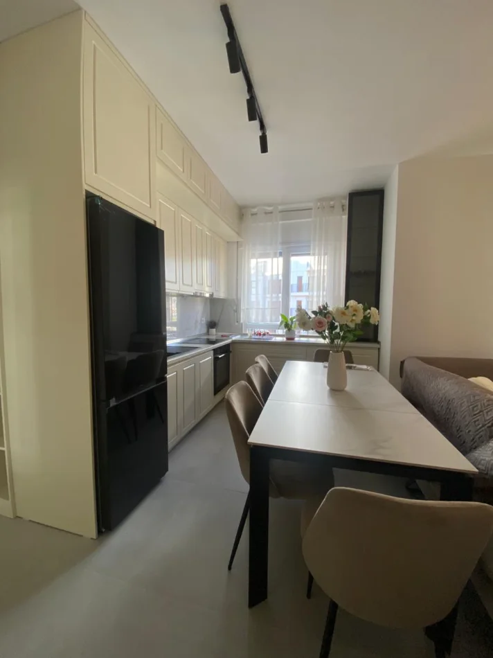 Tirane, jepet me qera apartament 2+1 , 98 m² 1.000 € (Pazari i Ri)