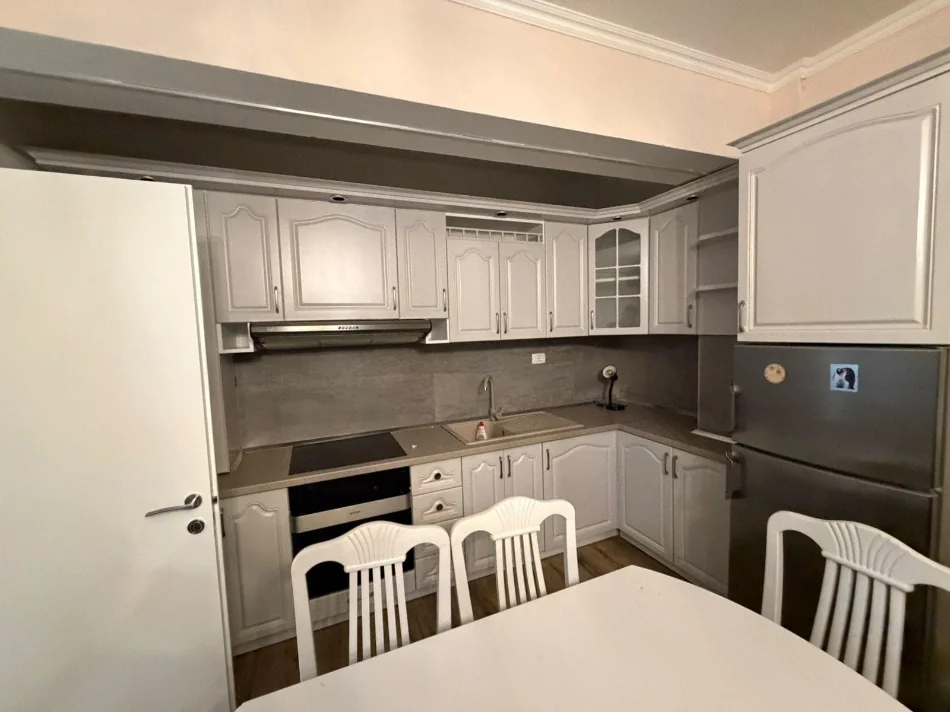 Tirane, jepet me qera apartament 1+1+Ballkon Kati 1, 65 m² 520 € (materniteti i ri)