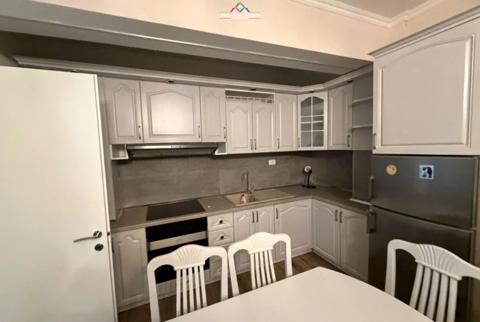 Tirane, jepet me qera apartament 1+1 Kati 1, 65 m² 520 € (Rruga Sitki Cico)