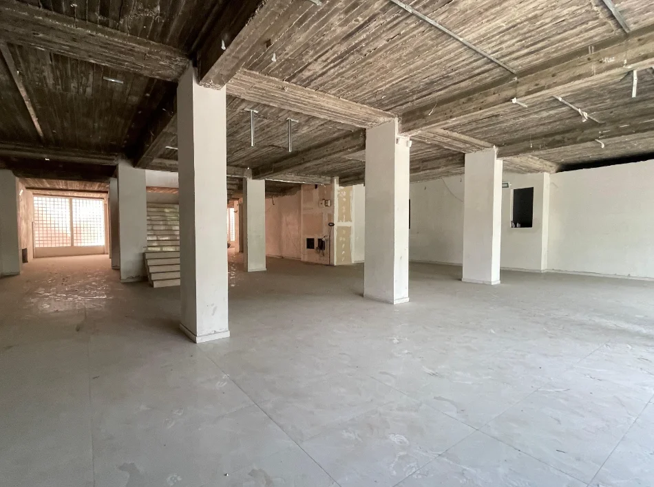 Tirane, jepet me qera ambjent biznesi , 1.380 m² 10.000 € 