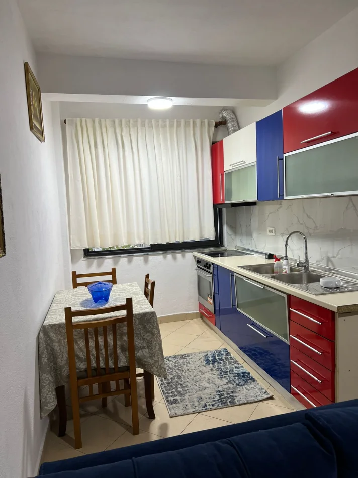 Tirane, jepet me qera Vile 1+1+Ballkon Kati 2, 80 m² 400 € (Rruga 5 Maji)