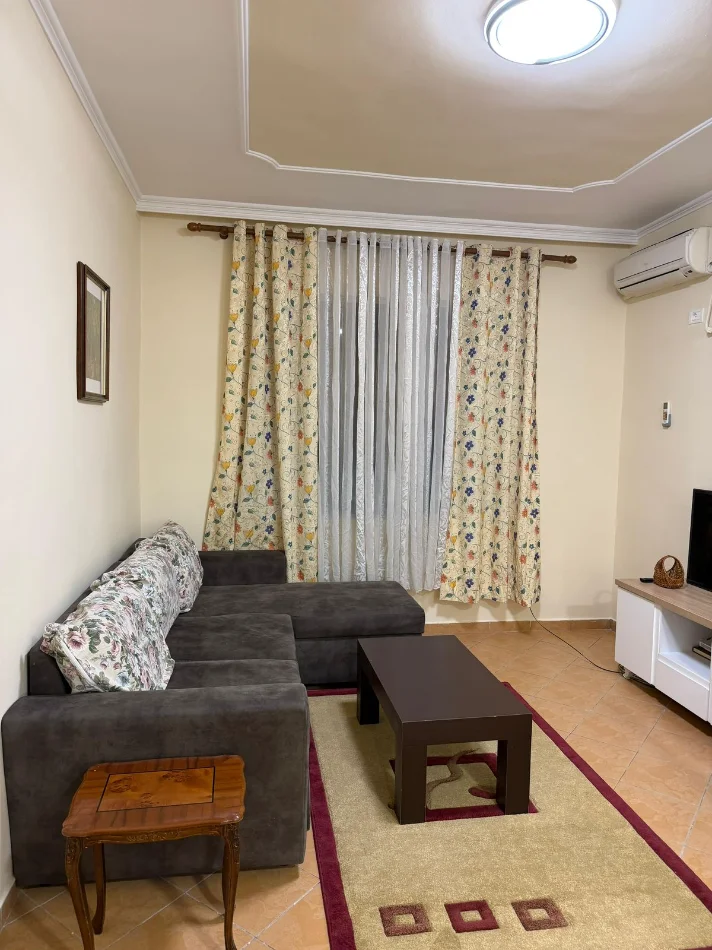 Tirane, jepet me qera apartament 1+1+Ballkon Kati 4, 70 m² 480 € (Medreseja)