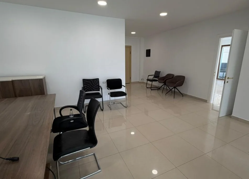 Tirane, jepet me qera ambjent biznesi , 180 m² 2.500 € 