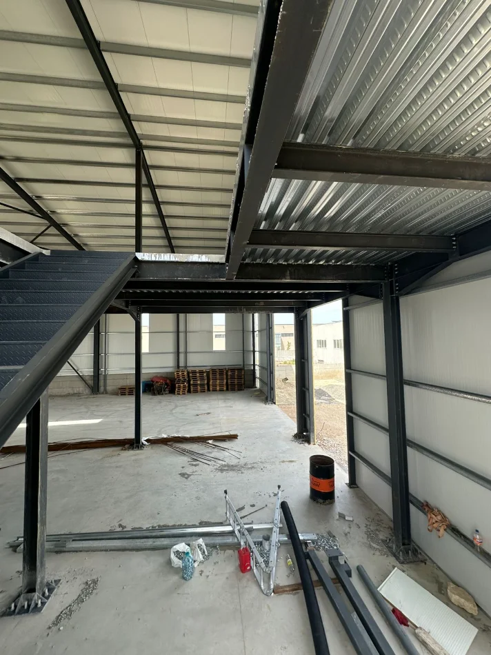 Durres, jepet me qera magazine , 7.500 m² 8.000 € (Porto Romano)