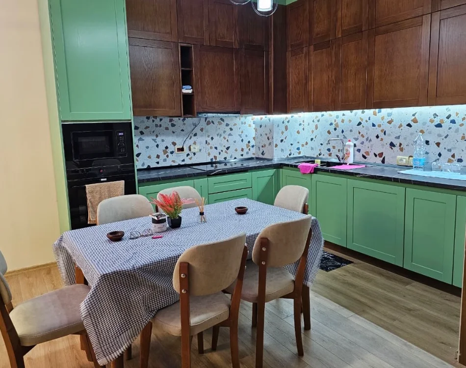 Tirane, jepet me qera apartament 2+1 , 125 m² 1.000 € 