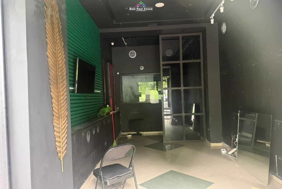 Tirane, jepet me qera dyqan Kati 0, 50 m² 1.000 € (Bulevardi Bajram Curri)