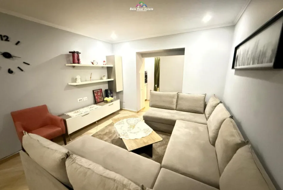 Tirane, jepet me qera apartament 1+1 Kati 1, 70 m² 530 € (Rruga Ferit Stermasi)
