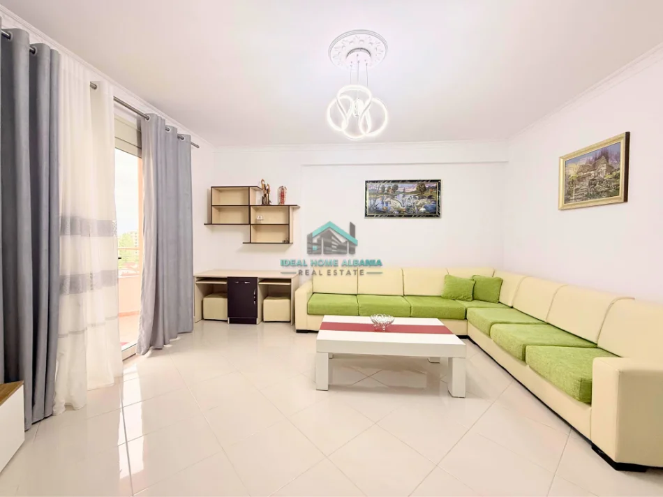 Vlore, jepet me qera apartament 1+1+Ballkon Kati 8, 65 m² 400 € (centrale, vlore)