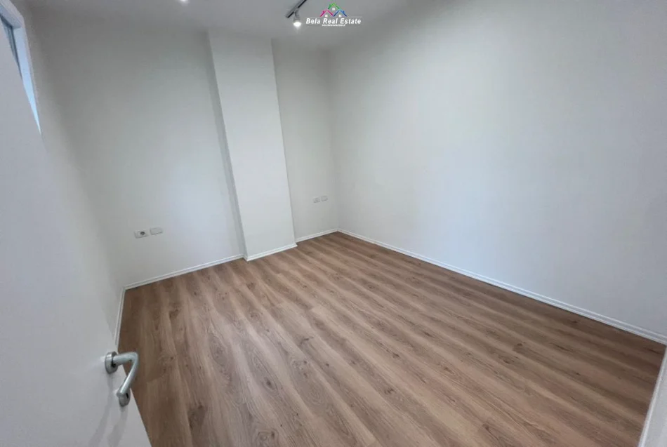 Tirane, jepet me qera zyre Kati 2, 135 m² 1.350 € (Pazari i Ri)