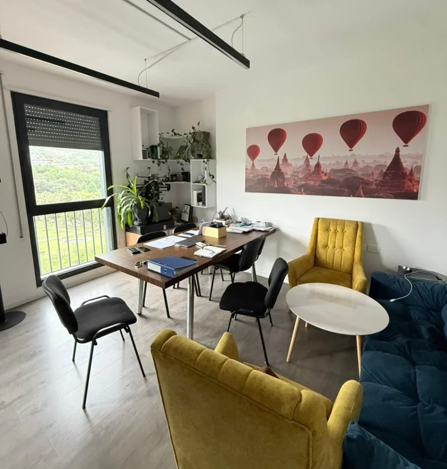 Tirane, jepet me qera zyre , 125 m² 1.000 € 