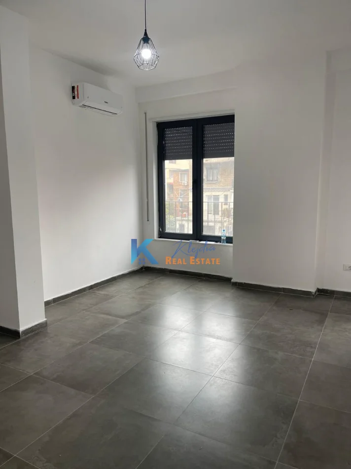 Tirane, jap me qera zyre Kati 2, 60 m² 470 € (afer Mullirit te Vjeter)