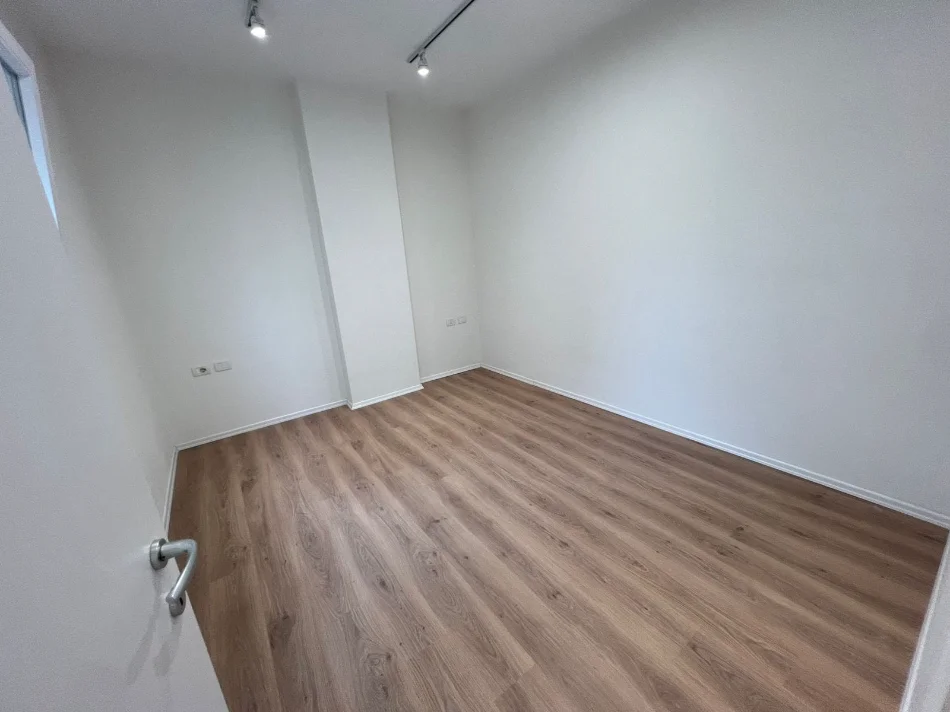 Tirane, jepet me qera zyre Kati 2, 135 m² 1.350 € (prane big market)