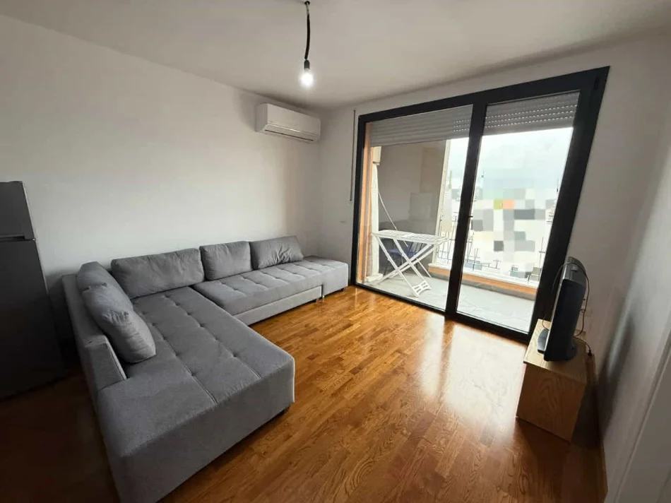 Tirane, jepet me qera apartament 1+1 Kati 10, 620 m² 630 € (Rruga Kongresi i Manastirit)