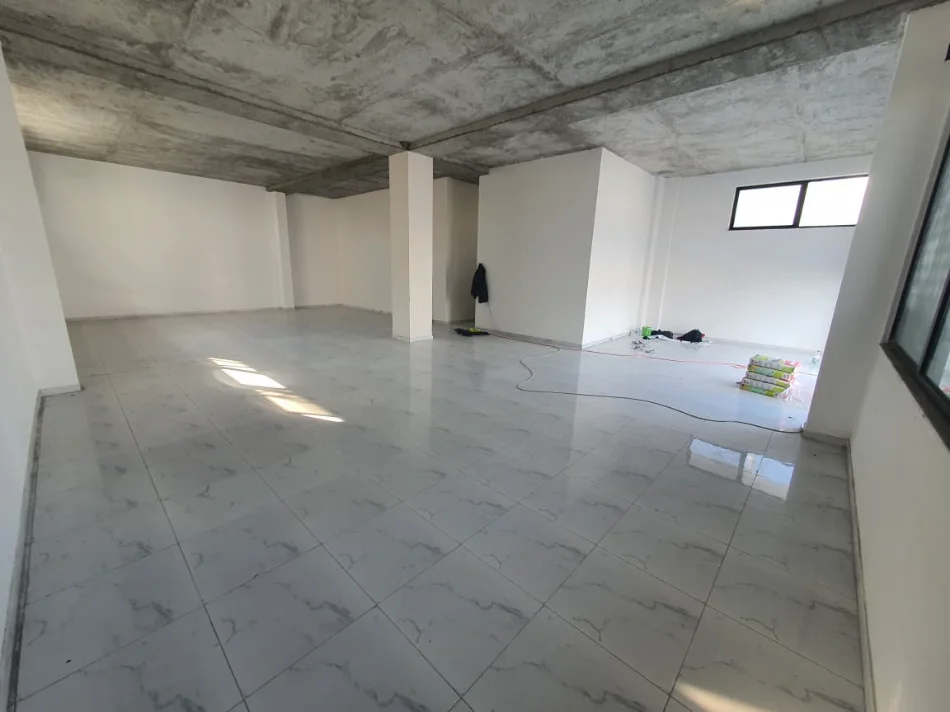 Durres, jap me qera ambjent biznesi Kati 1, 160 m² (shkozet)