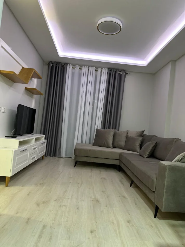 Tirane, jepet me qera apartament 2+1+Ballkon , 90 m² 650 € 