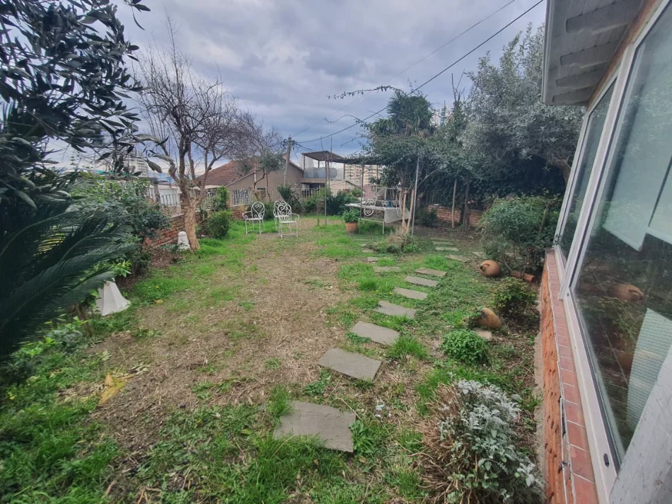 Durres, jepet me qera Vile 1 Katshe Kati 1, 100 m² 860 € (amfiteatri)