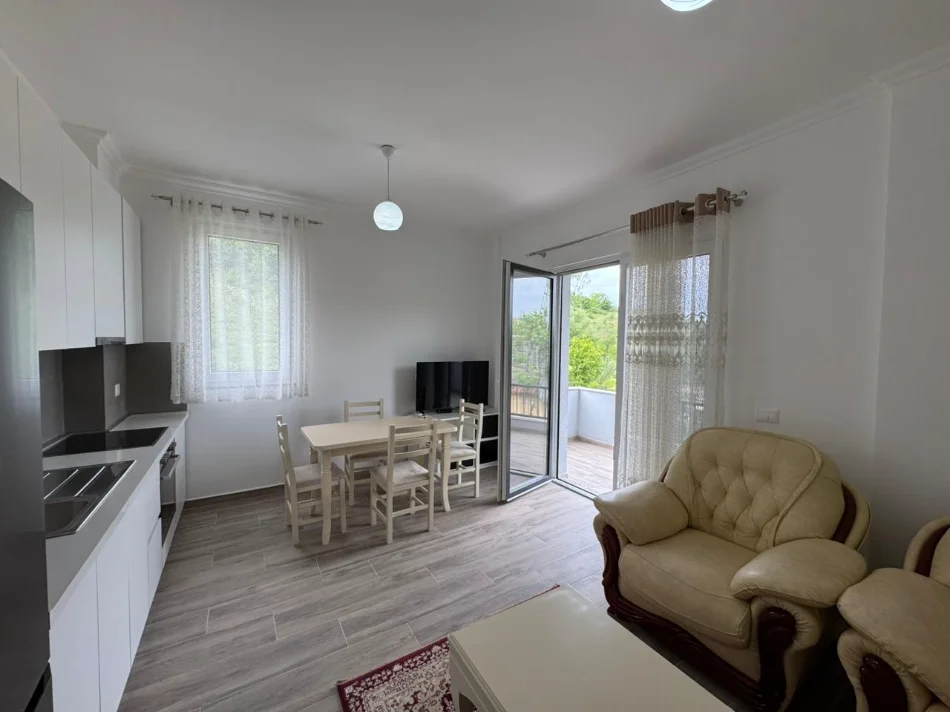 Tirane, jepet me qera apartament 2+1+Ballkon Kati 2, 80 m² 400 € (Kombinat)