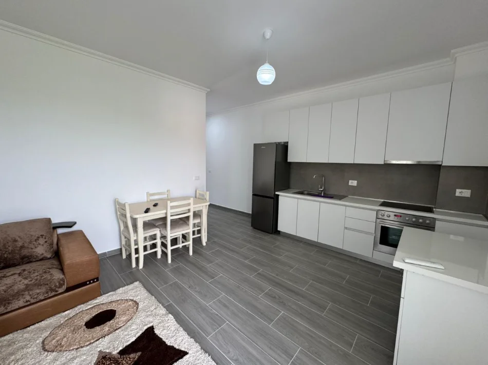 Tirane, jepet me qera apartament 2+1+Ballkon Kati 2, 120 m² 500 € (Kombinat)