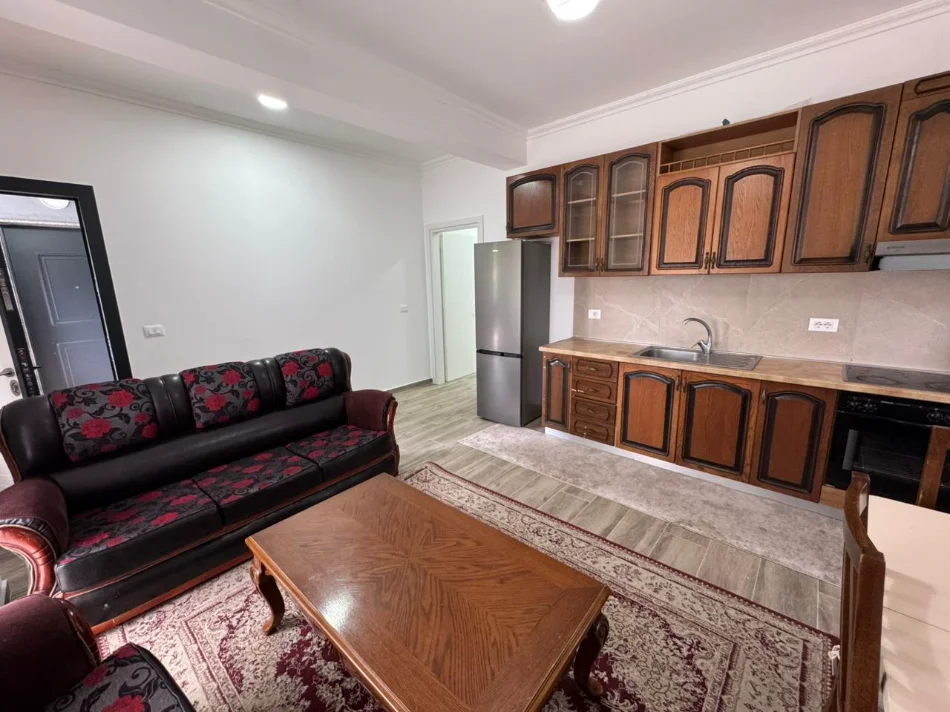 Tirane, jepet me qera apartament 2+1+Ballkon Kati 1, 124 m² 500 € (Kombinat)