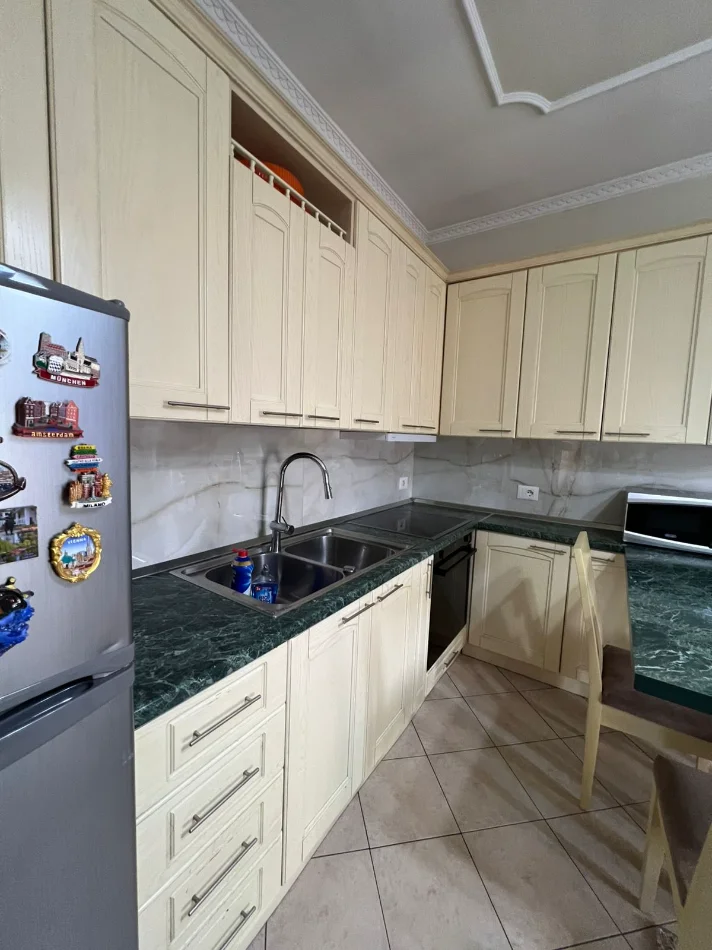 Tirane, jepet me qera apartament 2+1 , 80 m² 650 € (Rruga Irfan Tomini)