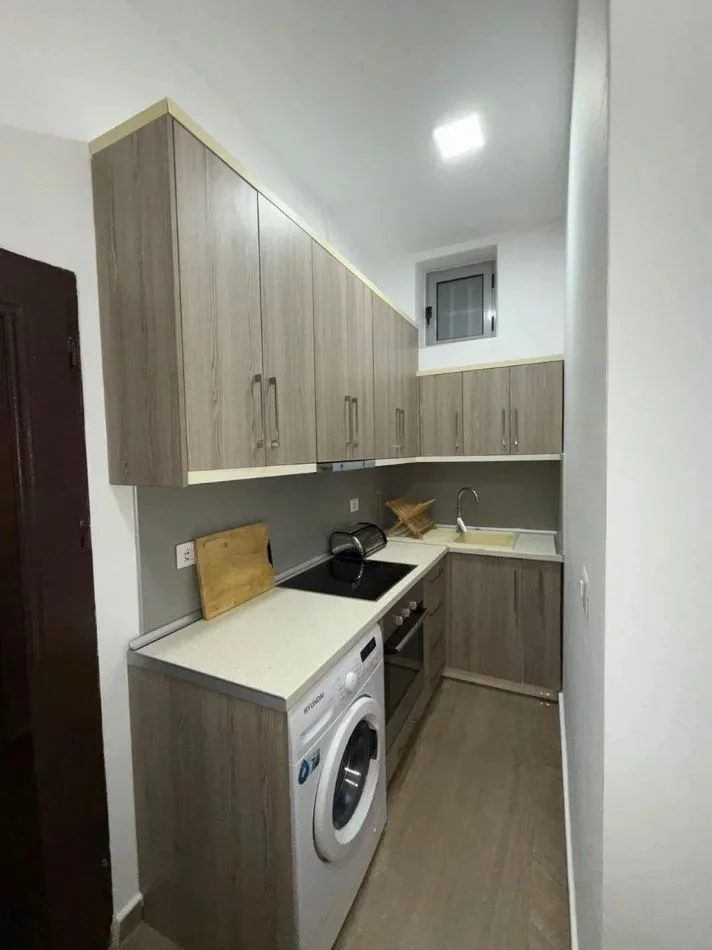 Tirane, jepet me qera apartament 1+1+Ballkon Kati 3, 40 m² 600 € (PALLATET AGIMI)