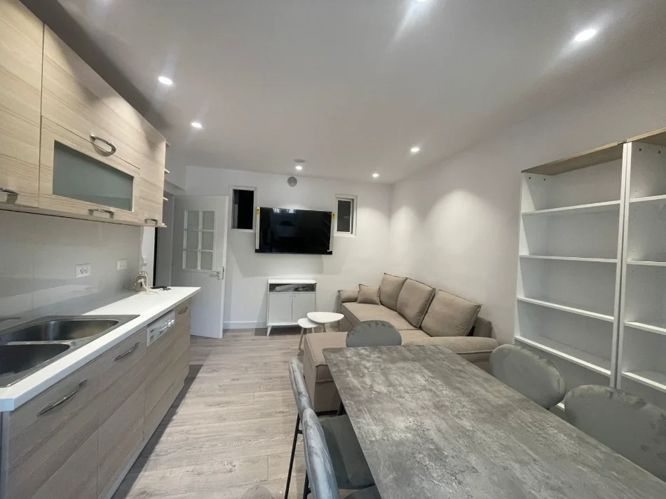 Tirane, jepet me qera apartament 1+1+Ballkon Kati 4, 65 m² 500 € (Harry Fultz/Rr.Asim Vokshi)
