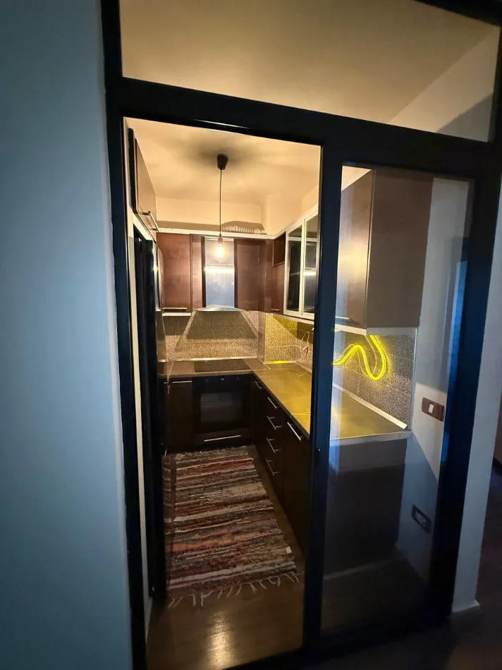Tirane, jepet me qera apartament 1+1+Ballkon Kati 4, 67 m² 600 € (Liqeni i Thate)