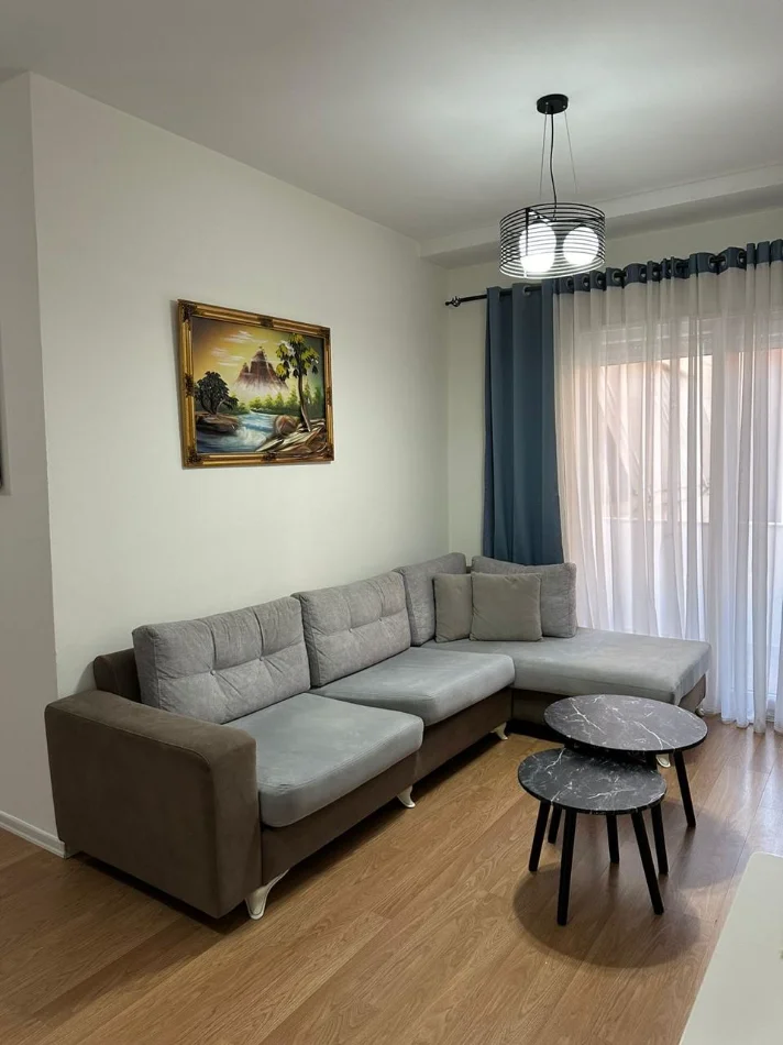 Tirane, jepet me qera apartament 1+1+Ballkon Kati 4, 60 m² 500 € (Brryli)