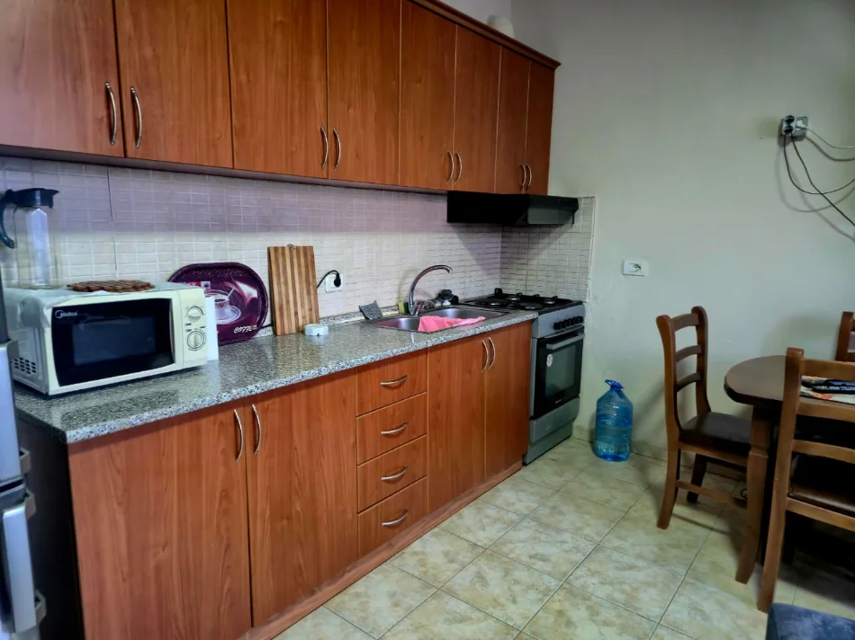 Tirane, jepet me qera apartament 1+1+Ballkon Kati 2, 60 m² 450 € (Laprake)