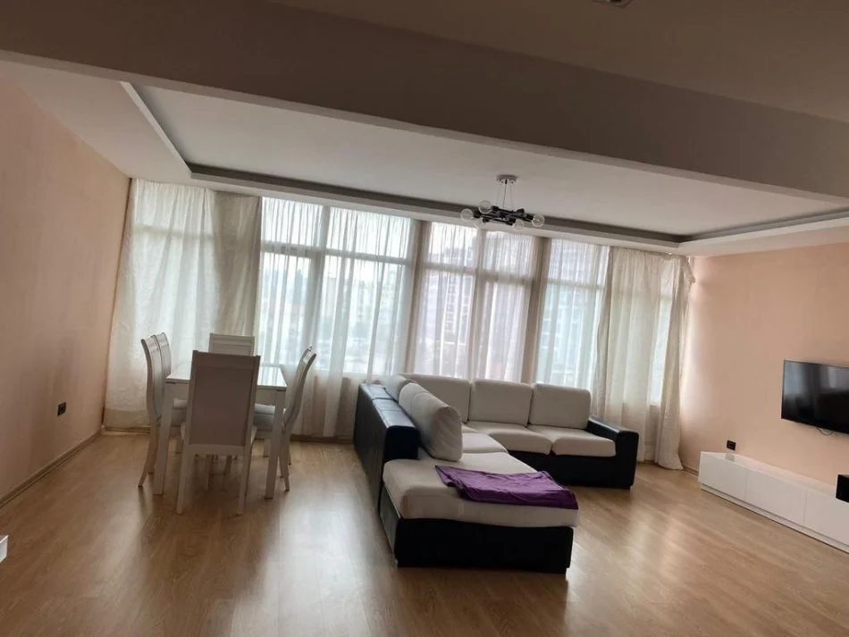 Tirane, jepet me qera apartament 2+1+Ballkon Kati 2, 140 m² 650 € (Laprake)