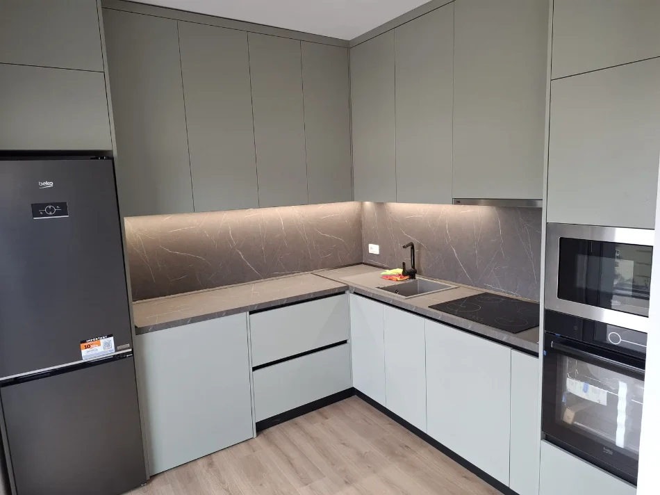 Tirane, jepet me qera apartament 2+1 , 150 m² 1.200 € (Pranë Shkollës së Kuqe)