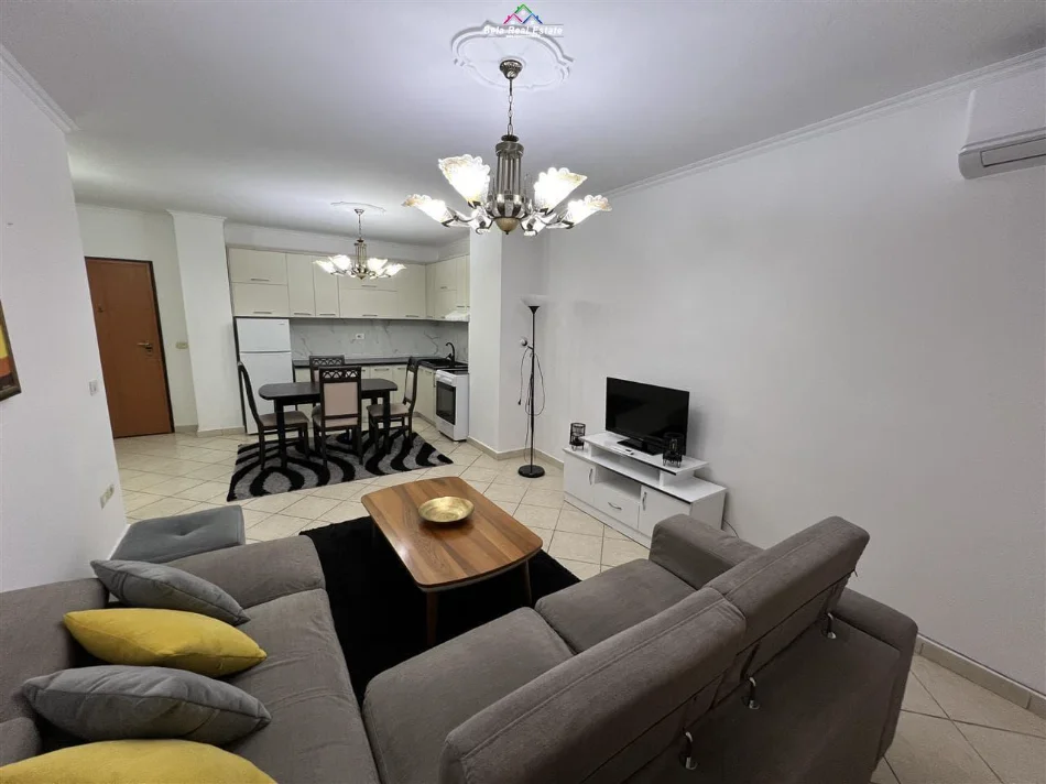 Tirane, jepet me qera apartament 2+1 Kati 4, 85 m² 670 € (komuna e parisit)
