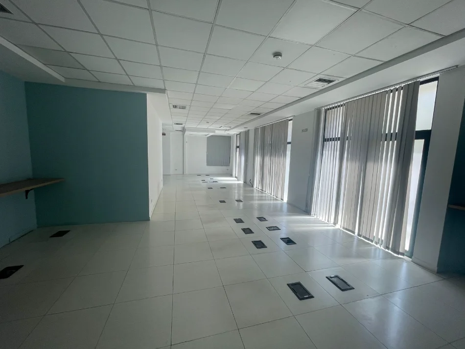 Tirane, jepet me qera ambjent biznesi Kati 1, 850 m² 10.000 € (Përball Delijorgjit)