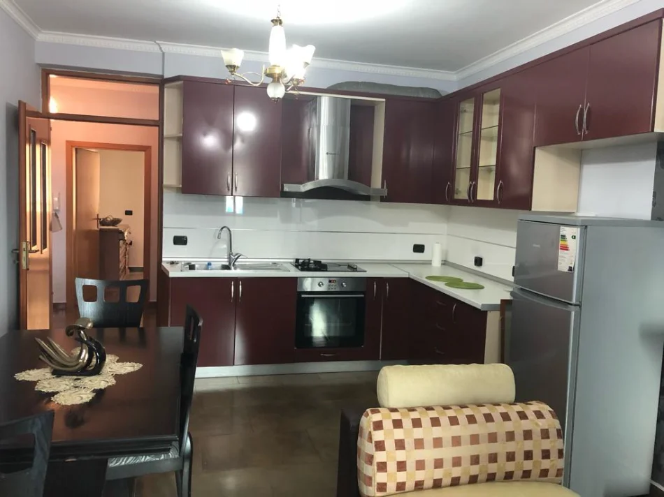 Tirane, jepet me qera apartament 2+1+Ballkon Kati 5, 90 m² 650 € (Rurga e Dibres)