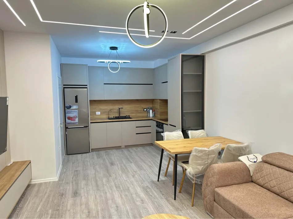Tirane, jepet me qera apartament 1+1 , 75 m² 520 € (Astir)