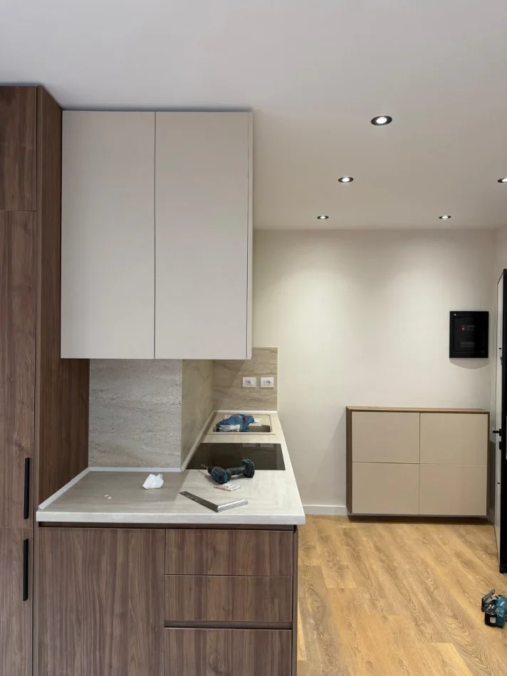 Tirane, jepet me qera apartament 1+1 , 75 m² 800 € (Komuna e Parisit)