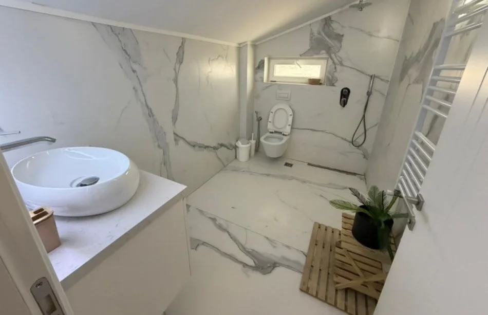 Tirane, jepet me qera apartament 1+1 Kati 3, 200 m² 1.500 € (Teg)