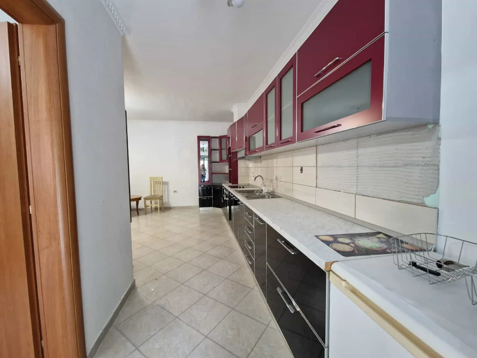Tirane, shes apartament 2+1 Kati 1, 92 m² 145.000 € (Rruga Foto Xhavella)