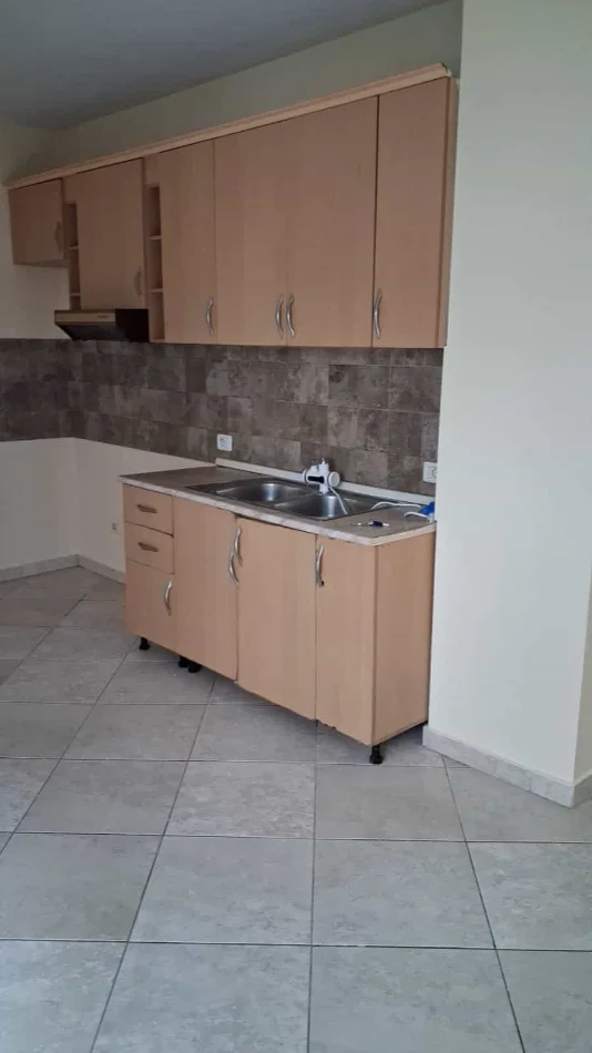Tirane, jepet me qera zyre Kati 4, 90 m² 420 € (Liqeni i thate)