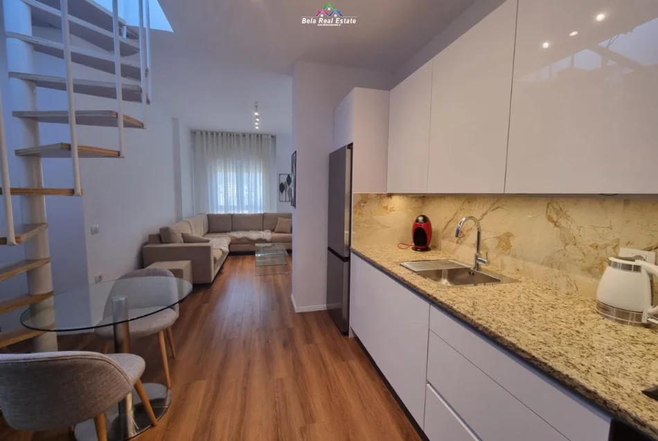 Tirane, jepet me qera apartament 1+1 Kati 10, 60 m² 940 € (Rruga e Barrikadave)