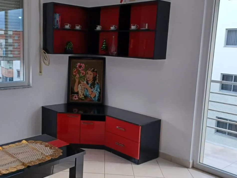 Tirane, jepet me qera apartament 2+1+Ballkon Kati 4, 101 m² 400 € (Fresk)